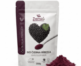 Doypack balenie BIO ovocného prášku z čiernej ríbezle ZAMIO s kopčekom tmavobordového prášku na bielom pozadí.